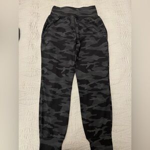 ATHLETA CAMUFLAJE LEGGINGS. Size Small